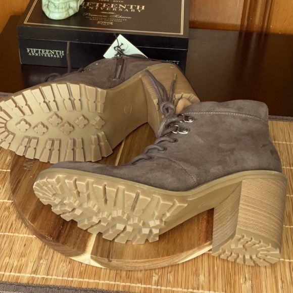 NWT Chocolate Brown Suede Universal thread ankle boots faux fur interior SZ 7.5 - Picture 6 of 7